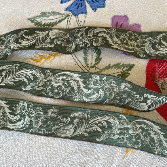 Very old tapestry/jacquard ribbon cream/ecru color w green floral motif, 1.5 yds - Picture 3 of 6